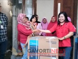 Yordan M Batara-Goa Memberikan Bantuan Freezer Kepada Masyarakat di Gunung Anyar