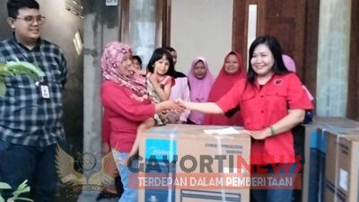 Yordan M Batara-Goa Memberikan Bantuan Freezer Kepada Masyarakat di Gunung Anyar