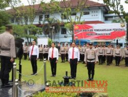 Kapolres Muara Enim Memberikan Penghargaan Kepada Personil Yang Berprestasi