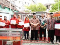 Serahkan 10 Rombong Jualan, Yordan Dorong Tingkatkan Kesejahteraan Warga