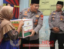 Bidhumas dan Bidkum Polda Jatim Berbagi 100 Paket Sembako Untuk Warga Morokrembangan