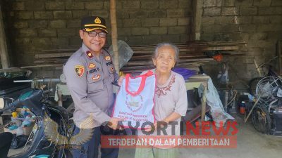 Kapolsek Mengwi Turun Ke Desa-desa Bagikan Ratusan Paket Sembako Kemanusian