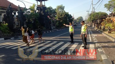 Kapolsek Mengwi Bantu Sebrangkan Warga