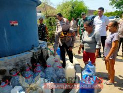 Sinergitas Polres Ngawi bersama TNI Salurkan Air Bersih untuk 700 Warga Cantel Pitu