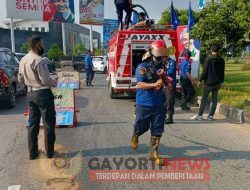 **TUMPAHAN SOLAR DI BUNDARAN TRANSMART KUBU RAYA MENELAN KORBAN’SEORANG IBU – IBU HINGGA KORBAN DILARIKAN PIHAK POLISI KERUMAH SAKIT**