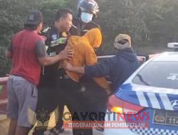 Aksi Heroik Polisi Selamatkan Seorang Laki – laki Hendak Bunuh Diri di Jembatan Semampir Kota Kediri