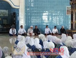 pengajian oleh ibu – ibu badan kontak majlis ta’lim BKMT di masjid Baitul makmur