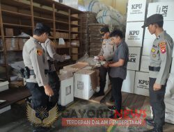 Cegah Potensi Gangguan, Personel Polres Singkawang Tingkatkan Kewaspadaan Amankan Gudang Logistik Pemilu. 