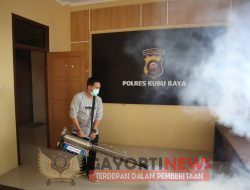 Cegah DBD, Polres Kubu Raya Lakukan Fogging Lingkungan Asrama Polri