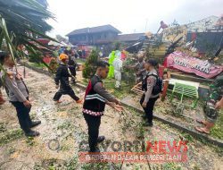 Polres Blitar Kota Bantu Tangani Pohon Tumbang di Alun – alun Akibat Angin Kencang