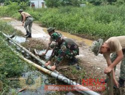 Satgas Pamtas Yonarmed 16/TK Membantu Warga Memperbaiki Pipa Air di Desa Temajuk