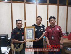 Kapolda Kalbar Berikan Piagam Penghargaan Kepada kaperwil Raden Media.Id