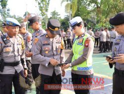 *Kabag Ops Polres Melawi Melakukan Pengecekan Buku Saku Pengamanan TPS Tahun 2024*