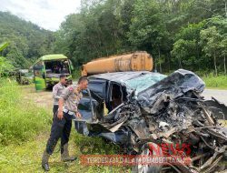 Adu Banteng Bus Marus Vs Mini bus di KM 70 Trans Kalimantan Kubu Raya, Dua Orang Tewas di Tempat