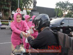 Ramadhan Berkah, 750 Paket Takjil Untuk Warga dan Bonex Dibagikan oleh Bhayangkari Polrestabes