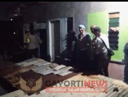 Polsek Sawahan bersama warga menuju lokasi di rumah RT 7 pakis wetan Surabaya