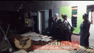 Polsek Sawahan bersama warga menuju lokasi di rumah RT 7 pakis wetan Surabaya