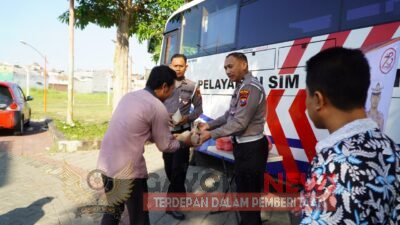 Satlantas Polres Gresik Bagikan Sarapan Gratis kepada Pemohon SIM Keliling dalam Rangka Hari Jadi Bhayangkara ke-78