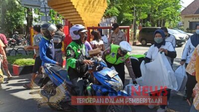 Pembagian Nasi Kotak Jum'at Berkah Kepada Masyarakat