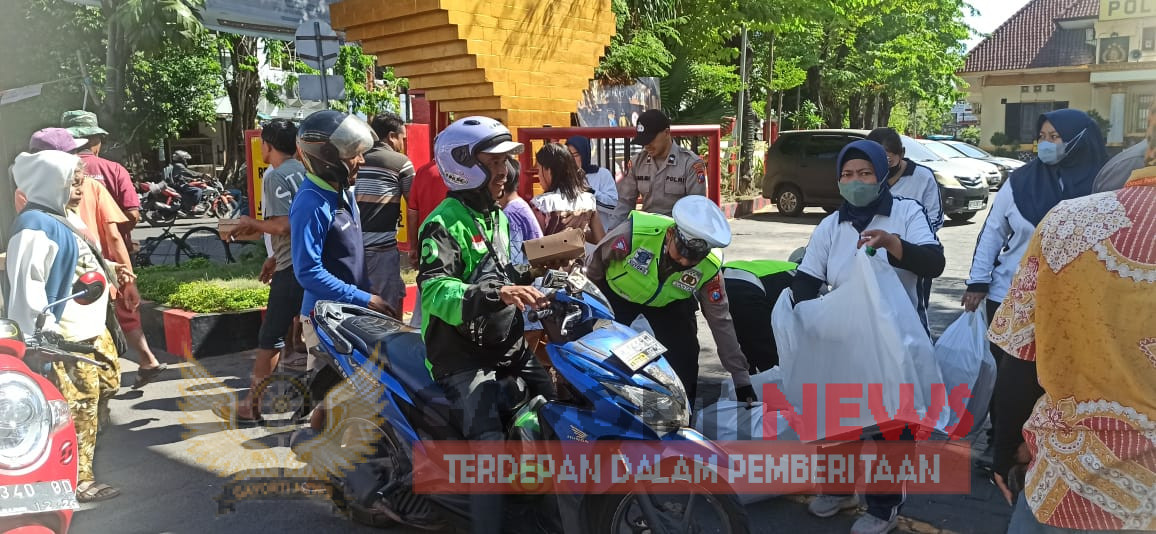 Pembagian Nasi Kotak Jum'at Berkah Kepada Masyarakat