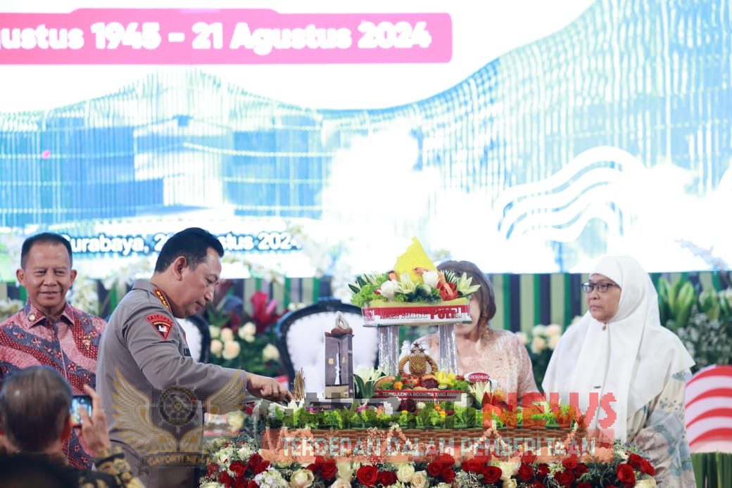 Kapolri Jenderal Listyo Sigit Prabowo didampingi Kapolda Jatim Irjen Imam Sugianto menghadiri acara sarasehan dan syukuran dalam rangka Hari Juang Polri yang jatuh pada tanggal 21 Agustus di Surabaya, Jawa Timur.