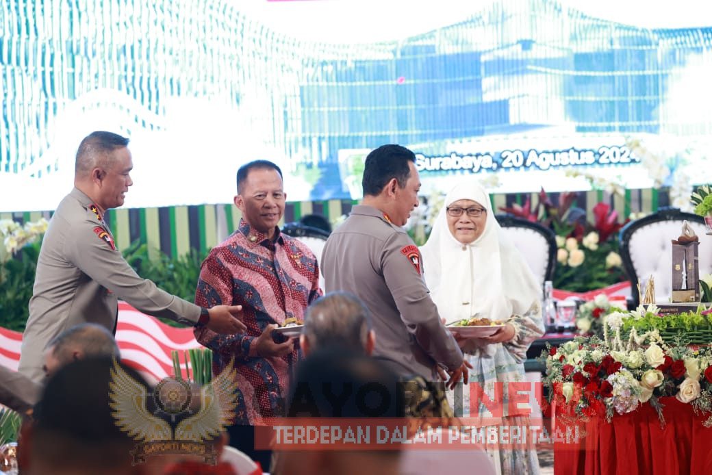 Kapolri Jenderal Listyo Sigit Prabowo didampingi Kapolda Jatim Irjen Imam Sugianto menghadiri acara sarasehan dan syukuran dalam rangka Hari Juang Polri yang jatuh pada tanggal 21 Agustus di Surabaya, Jawa Timur.