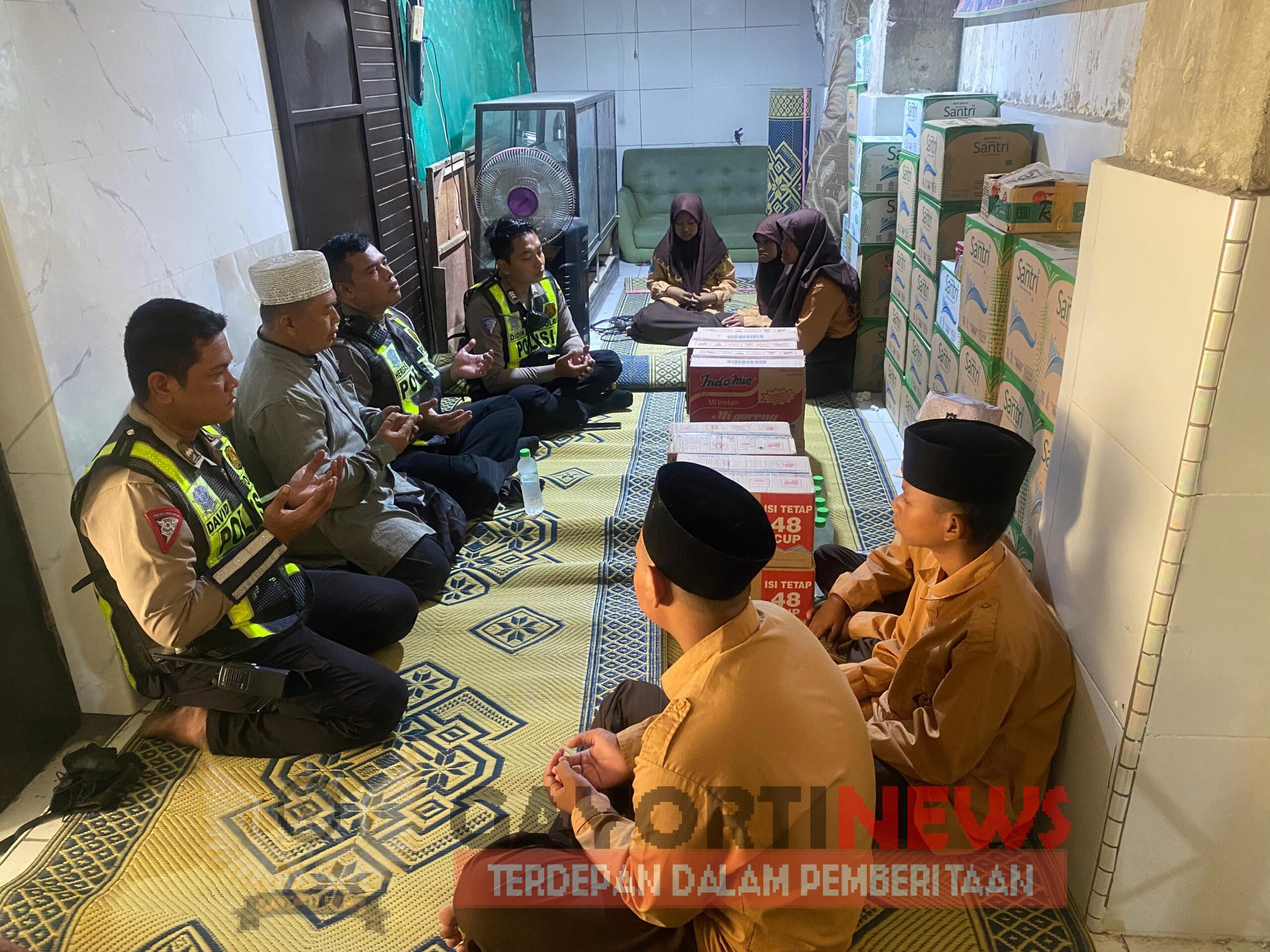 Satlantas Polres Gresik Gelar "Jumat Berkah" di Ponpes Roudlotul Hikmah