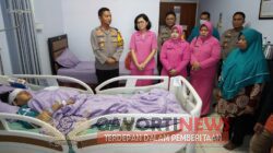 *Kapolres Mojokerto Kota Didampingi Bhayangkari, Jenguk Keluarga Korban Pohon Tumbang*