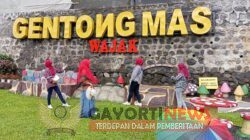 IBU-IBU SENAM KEL. PENARUKAN KEC.KEPANJEN MENAMBAH SEMANGAT WISATA DI GENTONG MAS