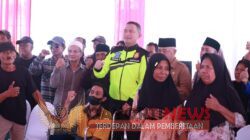 *Patroli Jarak Jauh Naik Motor Kapolda Jatim Beri Bantuan Sembako Untuk Warga di Malang*