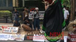 Front Arek Suroboyo Melakukan aksi Damai Di Taman Bungkul Surabaya Hukum Mati Koruptor